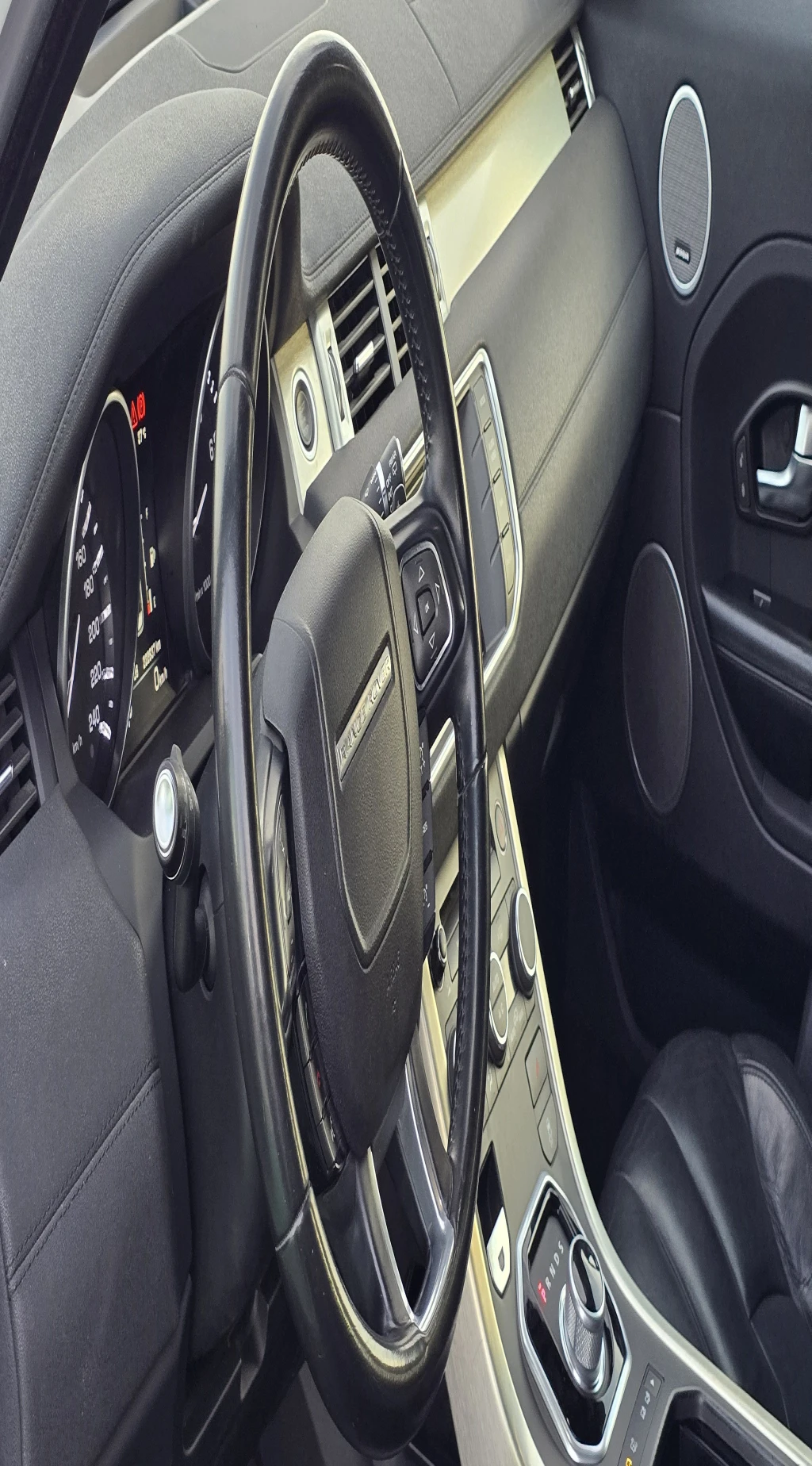 Range Rover Evoque in excellent condition,  original paint. - Image 7
