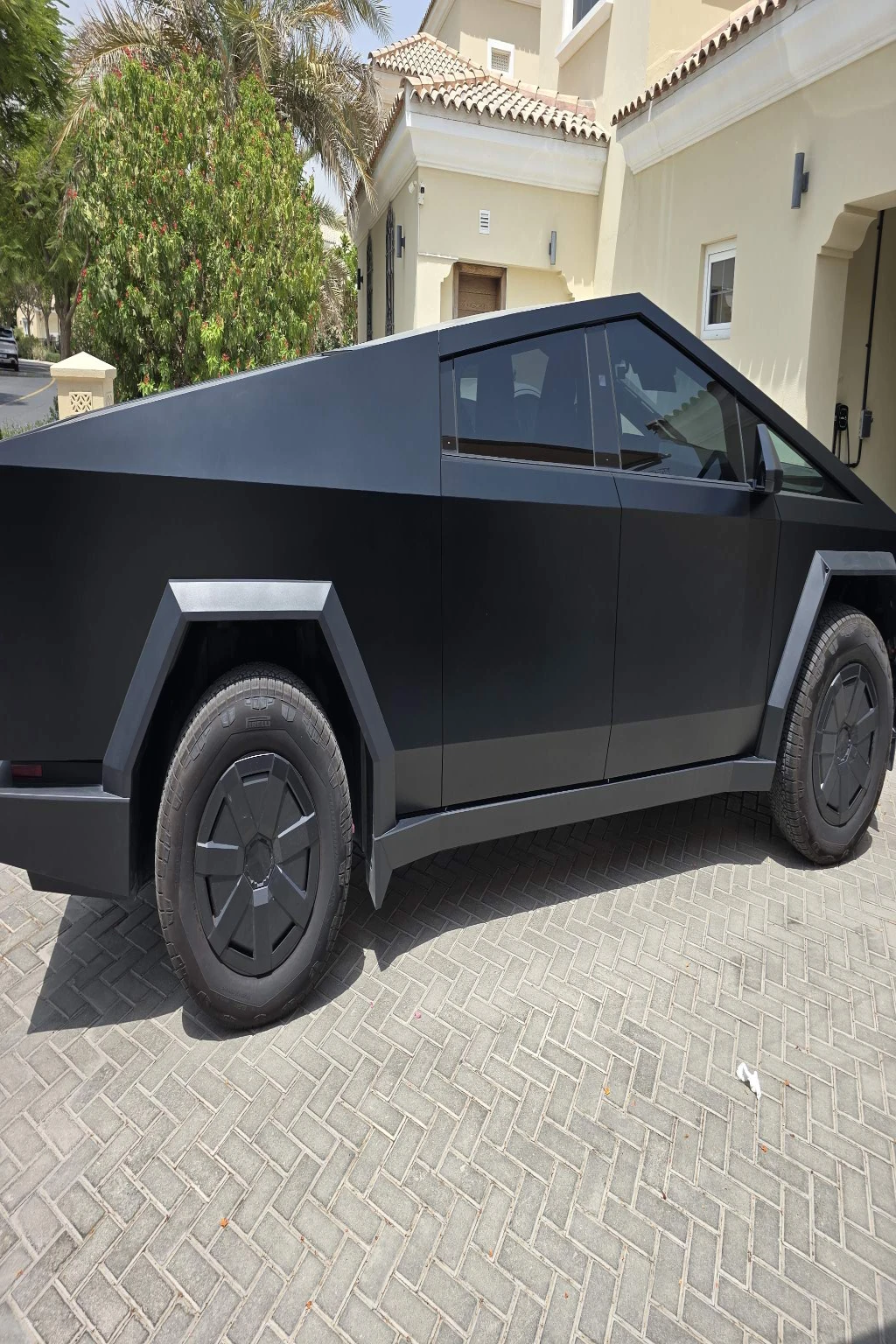 Tesla cayber truck - Image 4