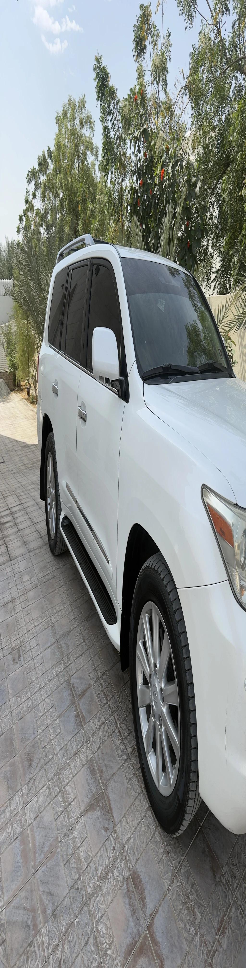 LX 570 clean title No Accident - Image 6
