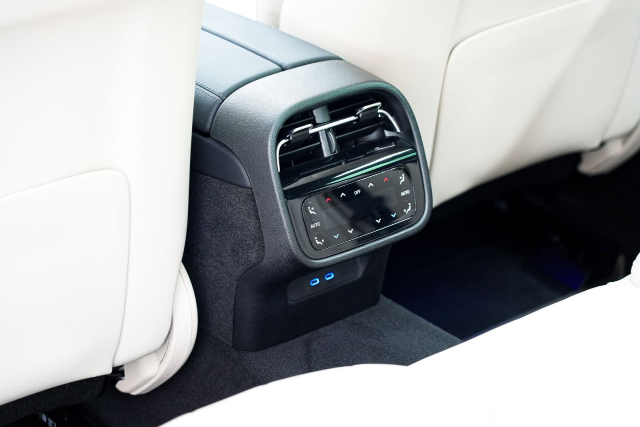 Mercedes Benz E-Class - Image 12
