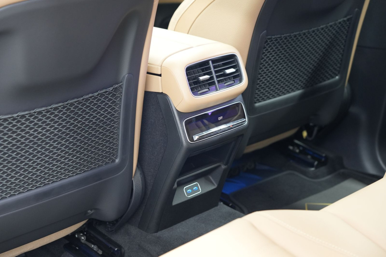 Mercedes Benz GLE SUV - Image 12