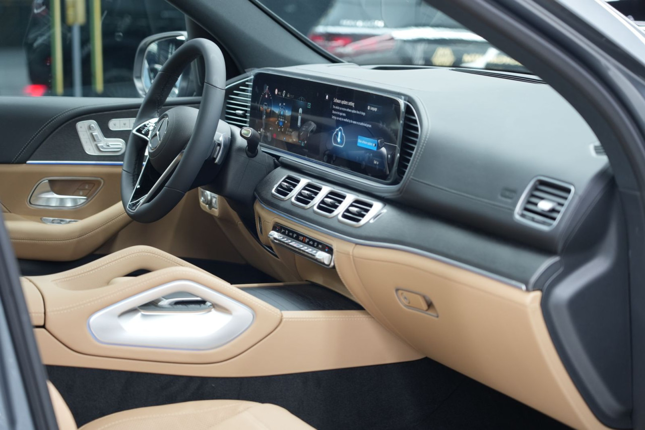 Mercedes Benz GLE SUV - Image 9