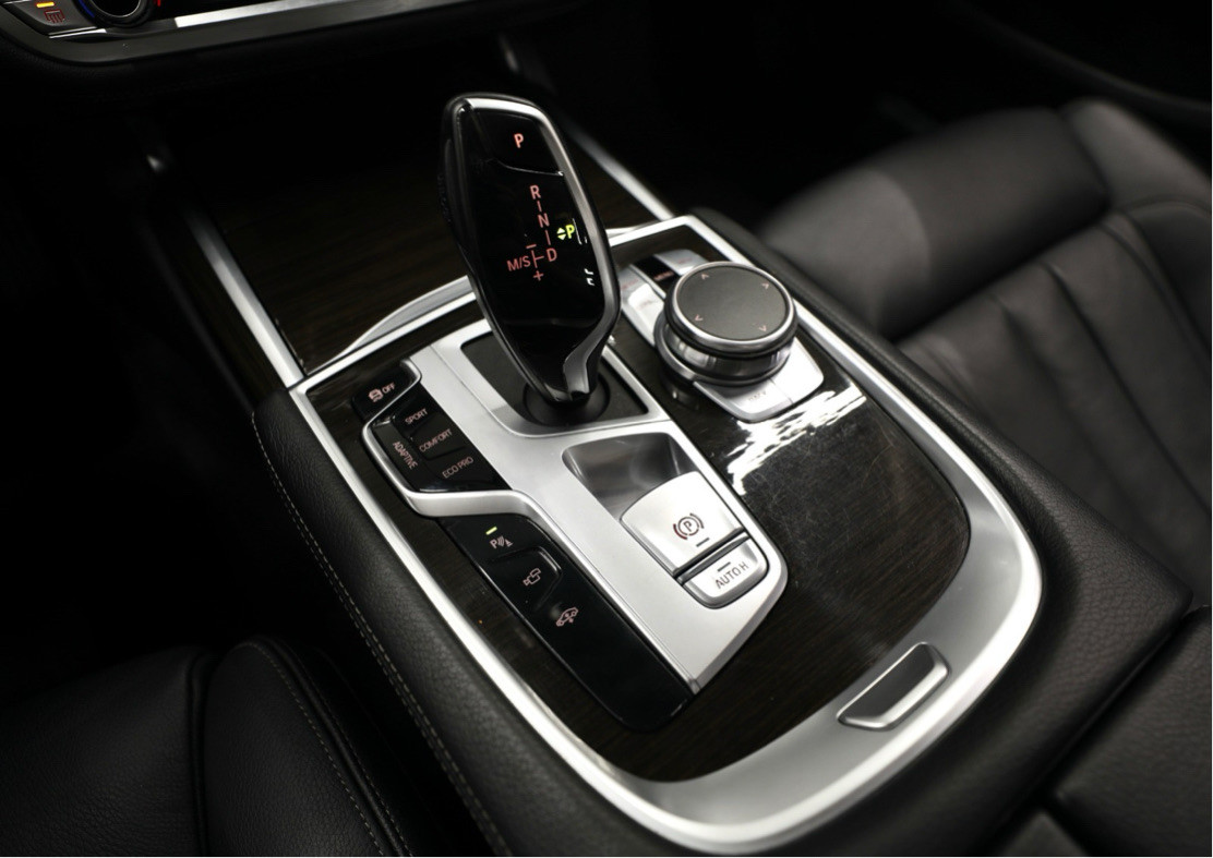 BMW 7-Series - Image 11