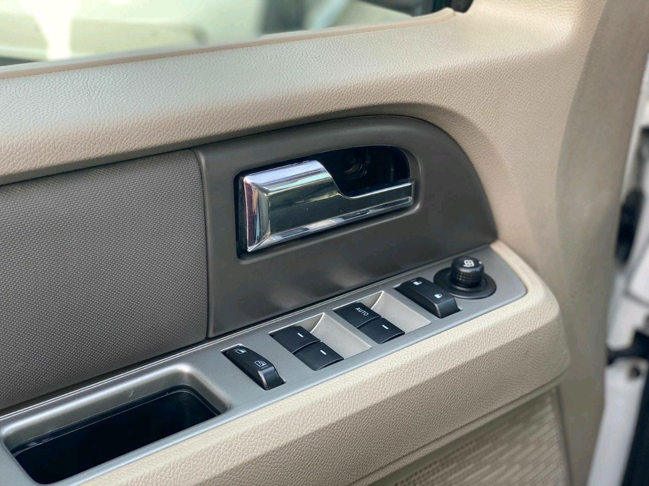 Ford Expedition - Image 6