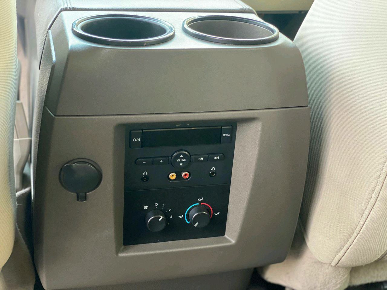 Ford Expedition - Image 8