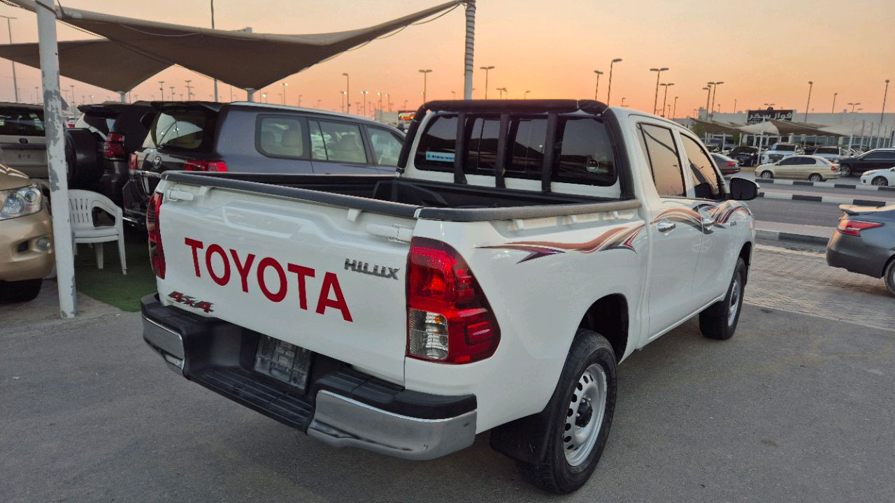 Toyota Hilux - Image 11