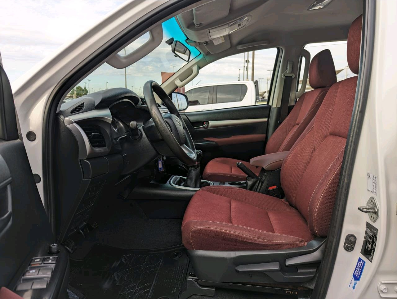 Toyota Hilux - Image 8