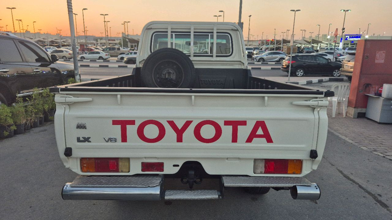 Toyota Land Cruiser - Image 10