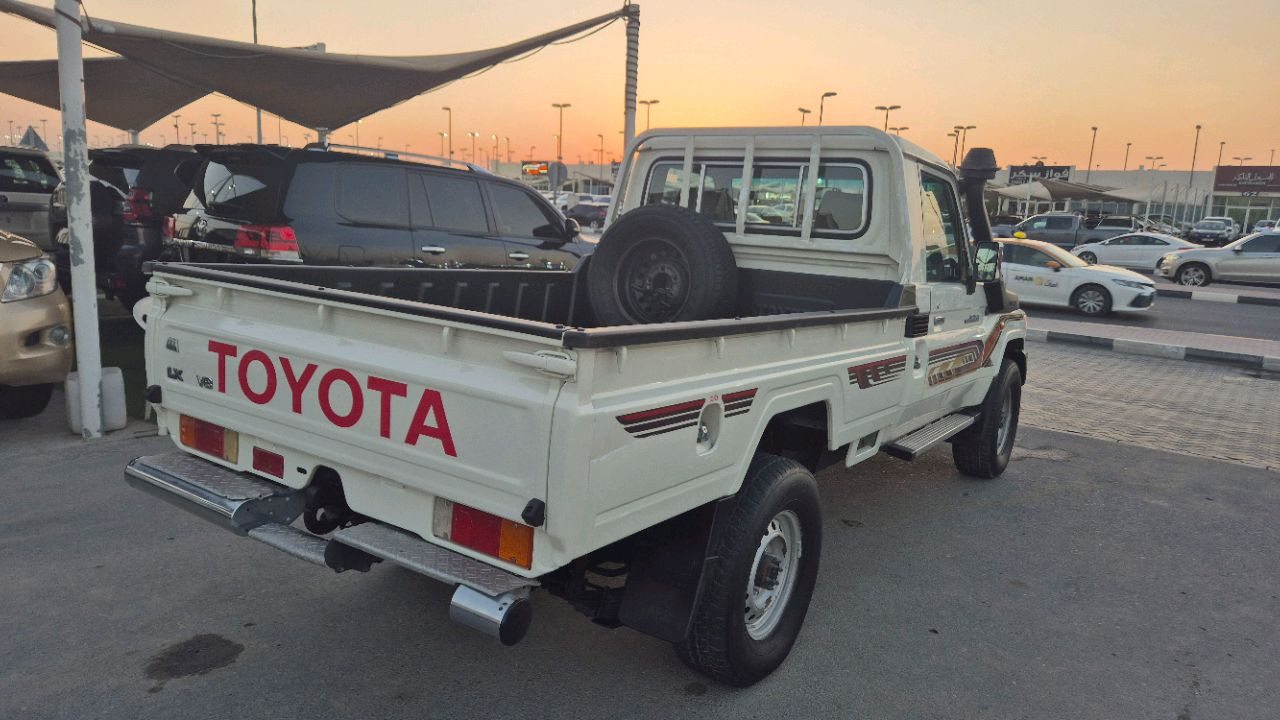 Toyota Land Cruiser - Image 9