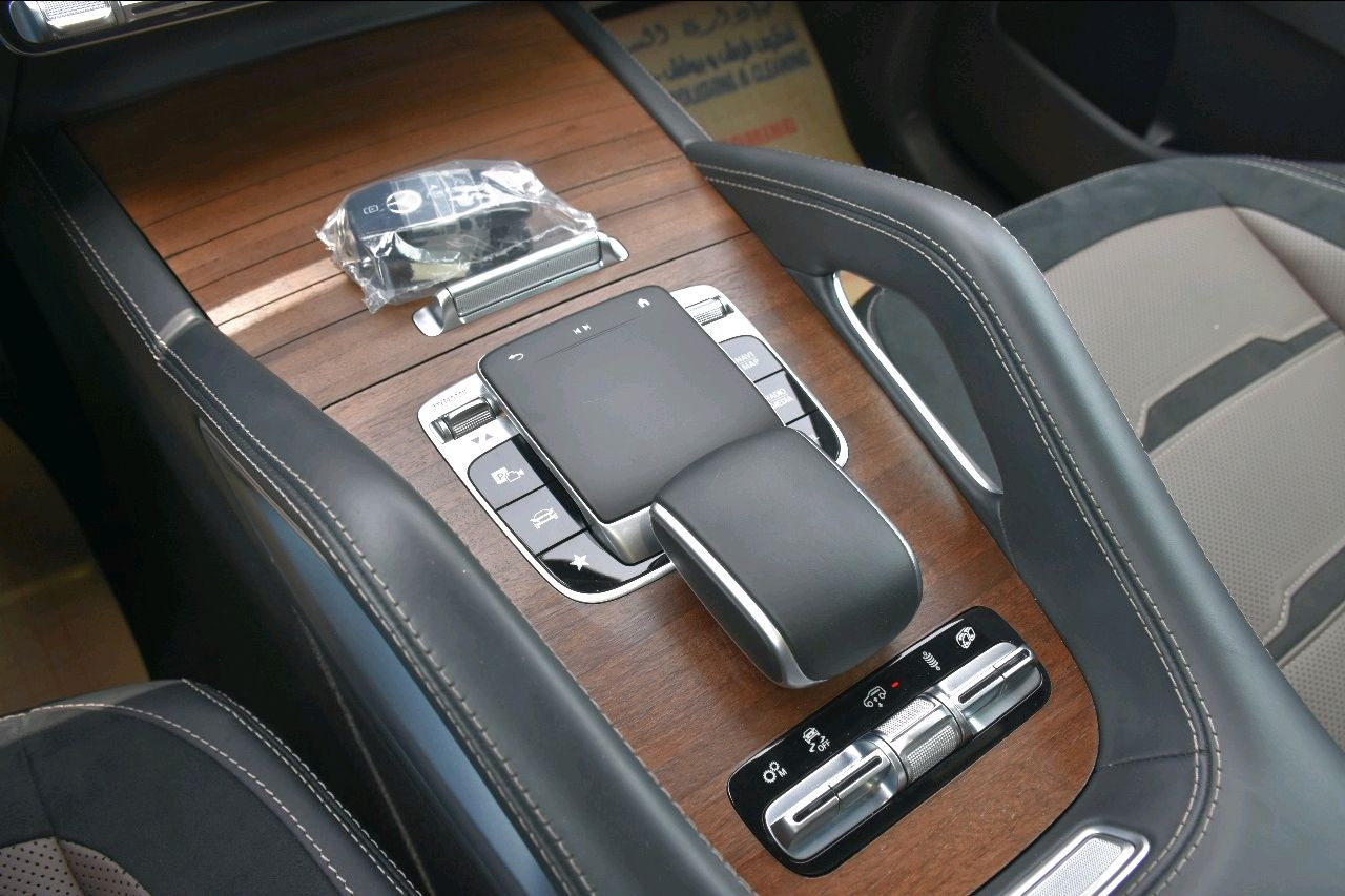 Mercedes Benz GLE SUV - Image 12