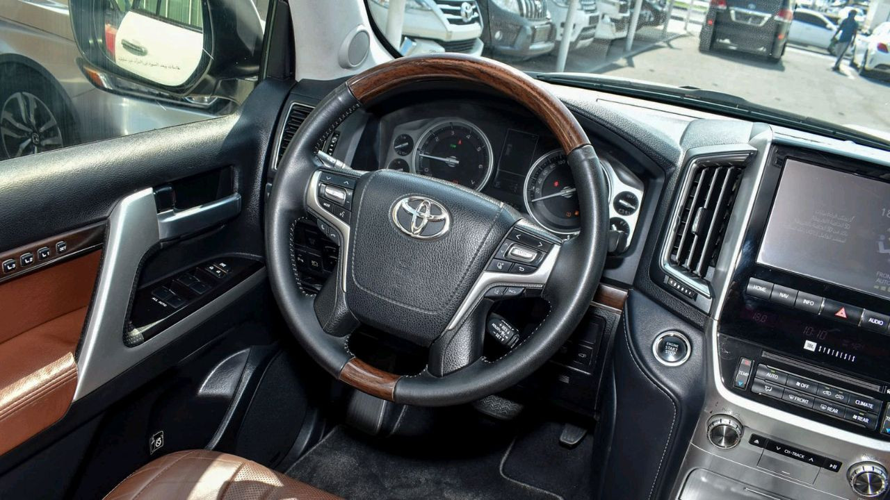 Toyota Land Cruiser - Image 10