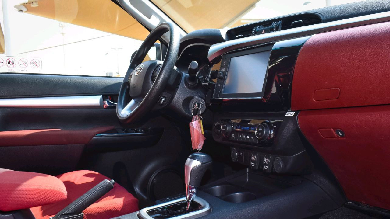 Toyota Hilux - Image 11
