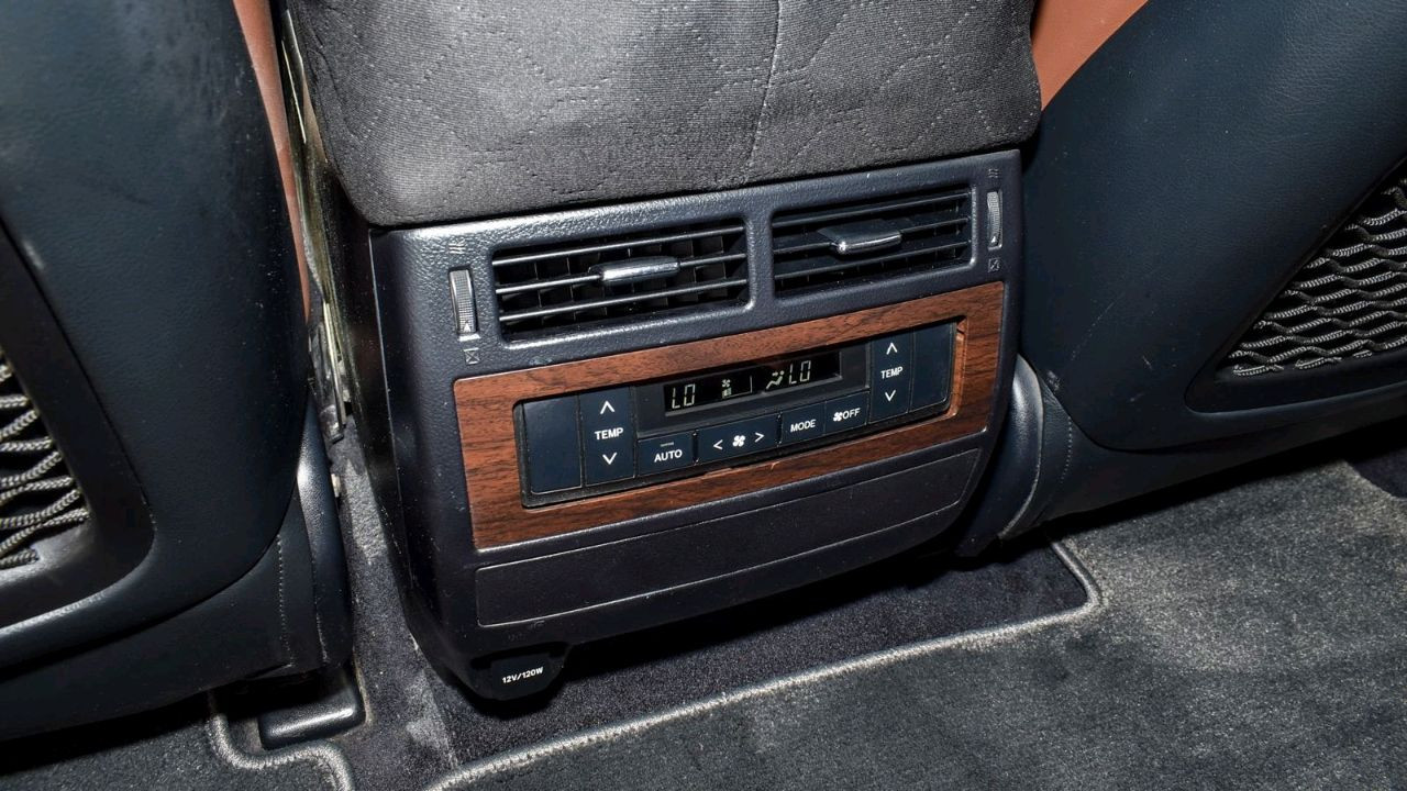 Toyota Land Cruiser - Image 8