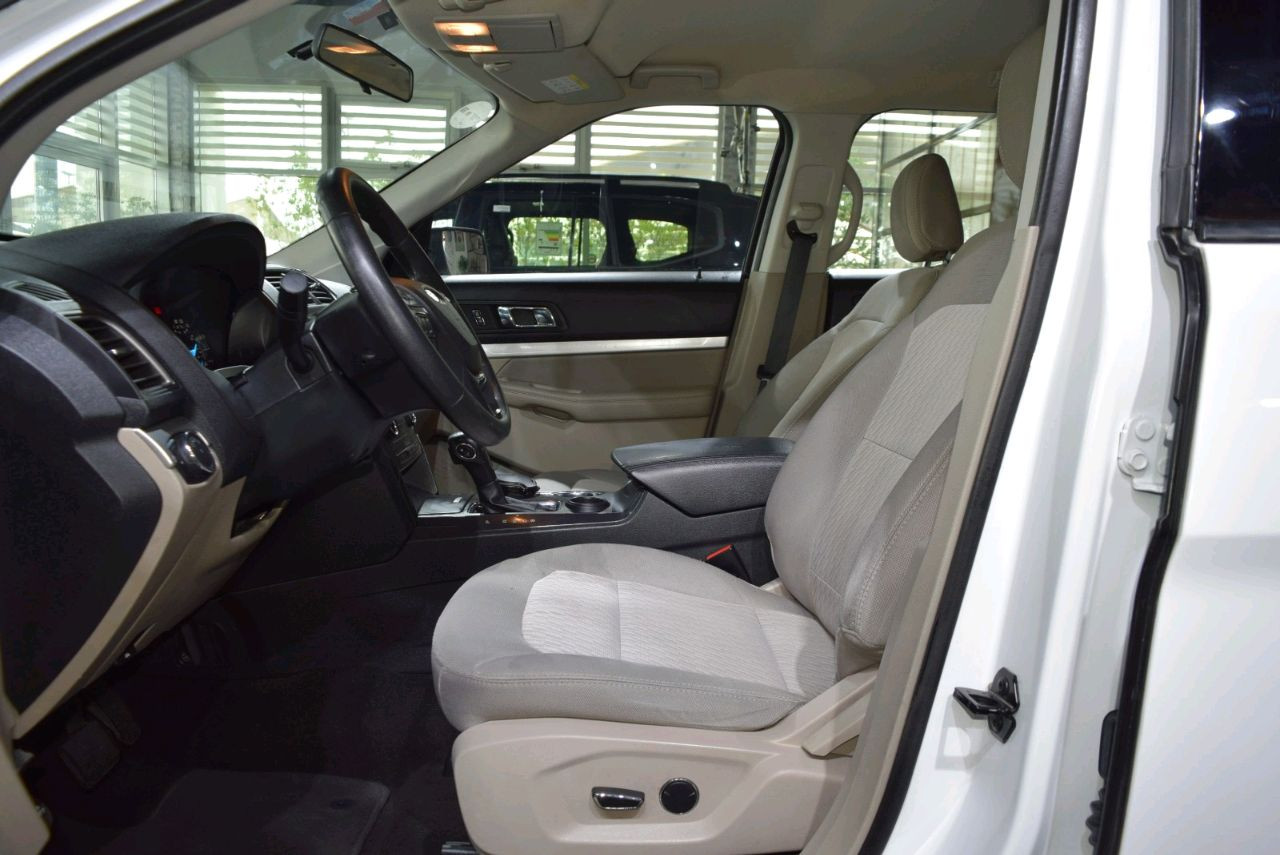 Ford Explorer - Image 9