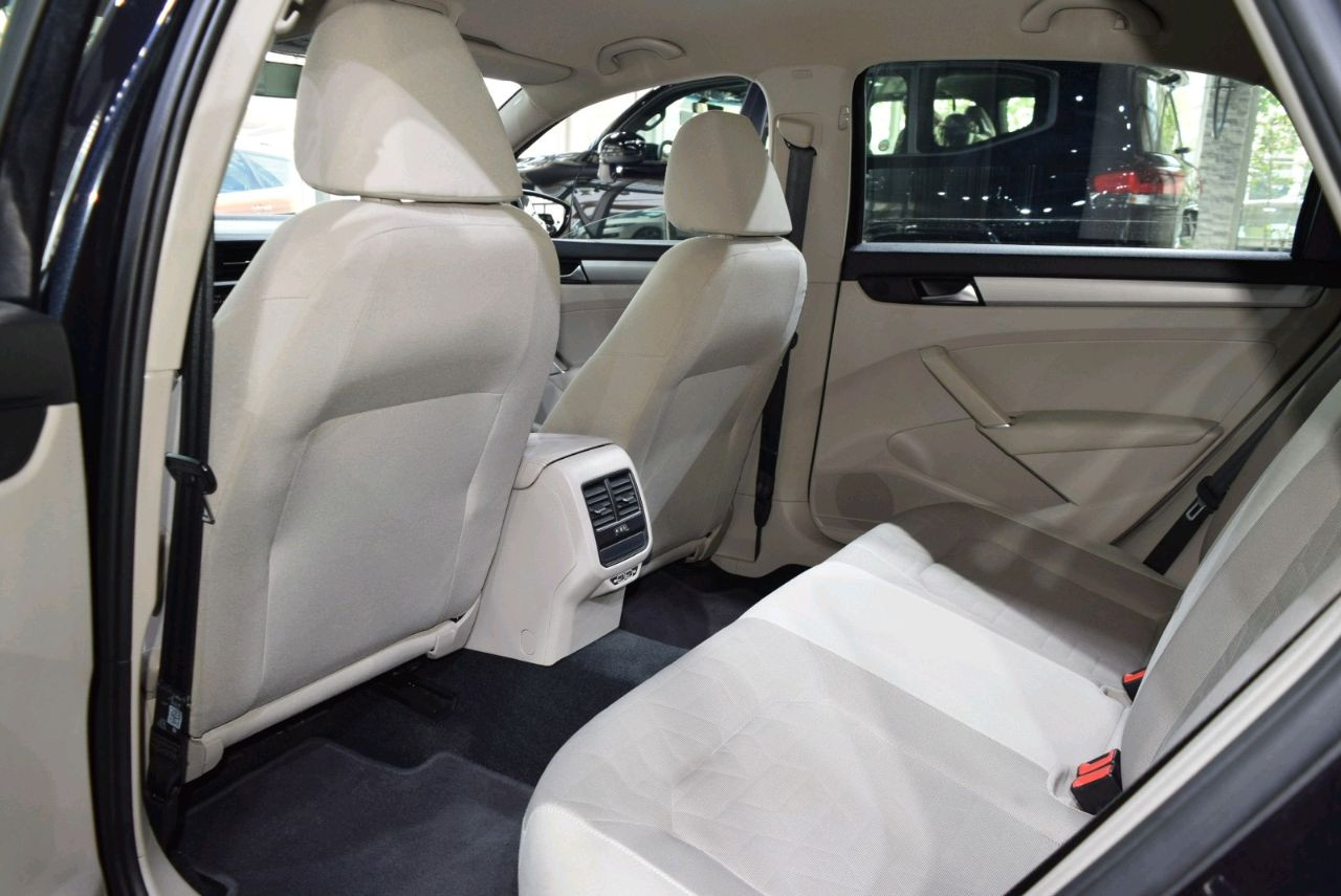 Volkswagen Passat - Image 10