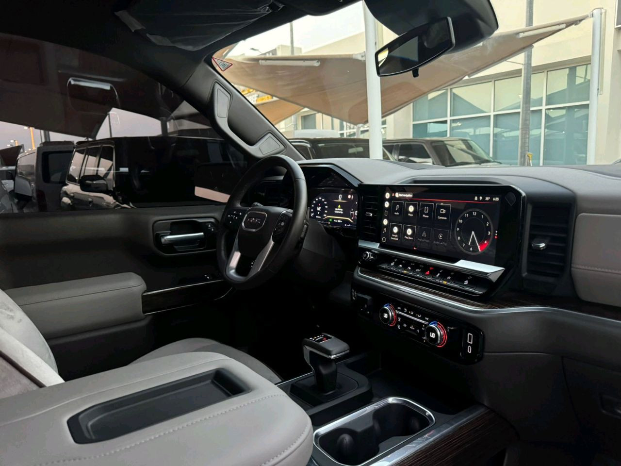 GMC Sierra - Image 11