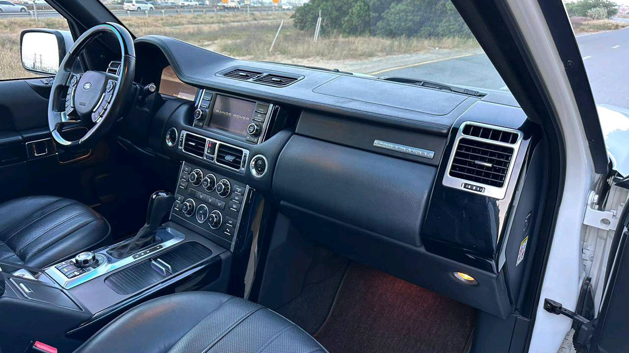 Land Rover LR2 - Image 8