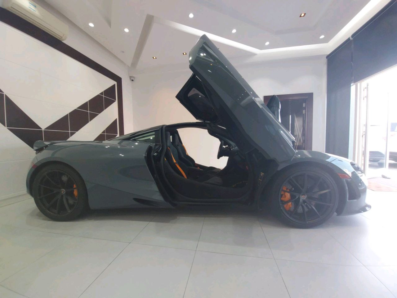 McLaren 720 s - Image 2