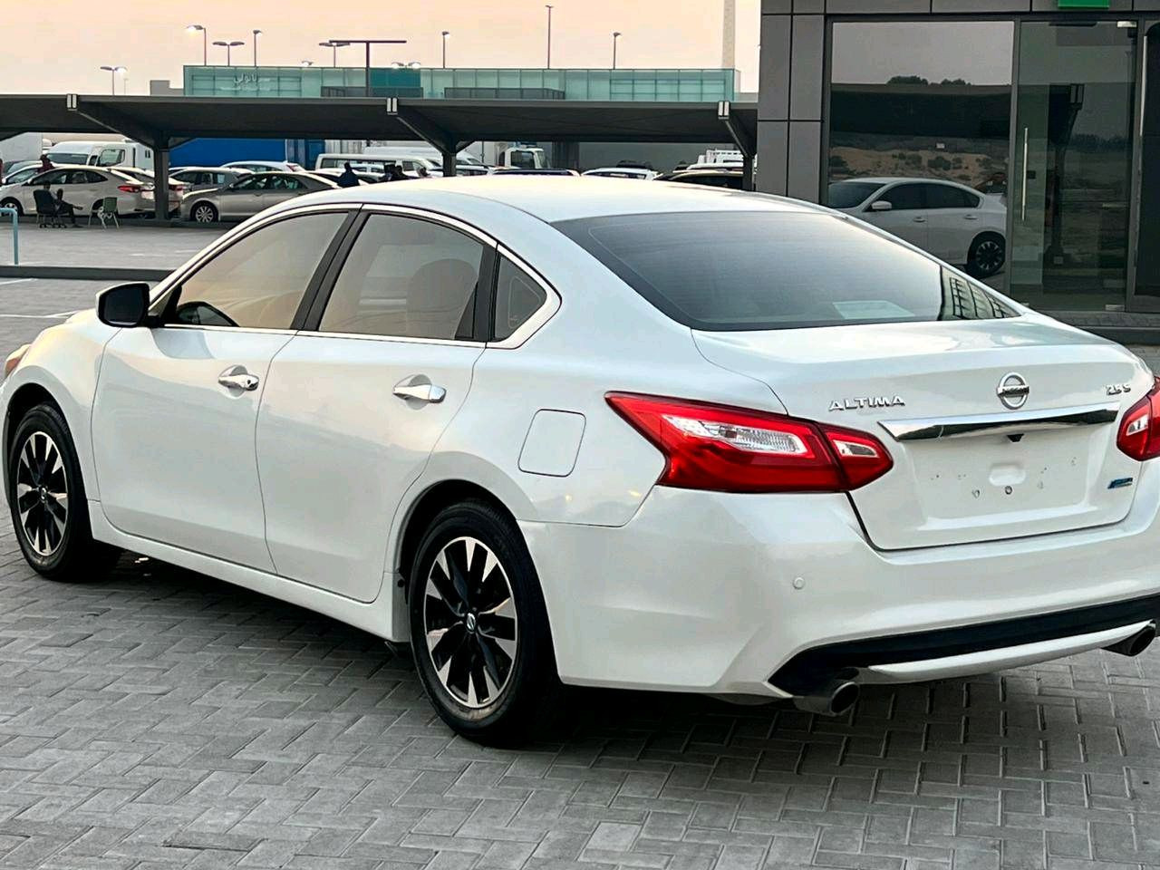 Nissan Altima - Image 10