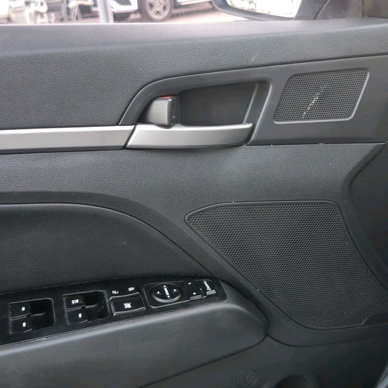 Hyundai Elantra - Image 10