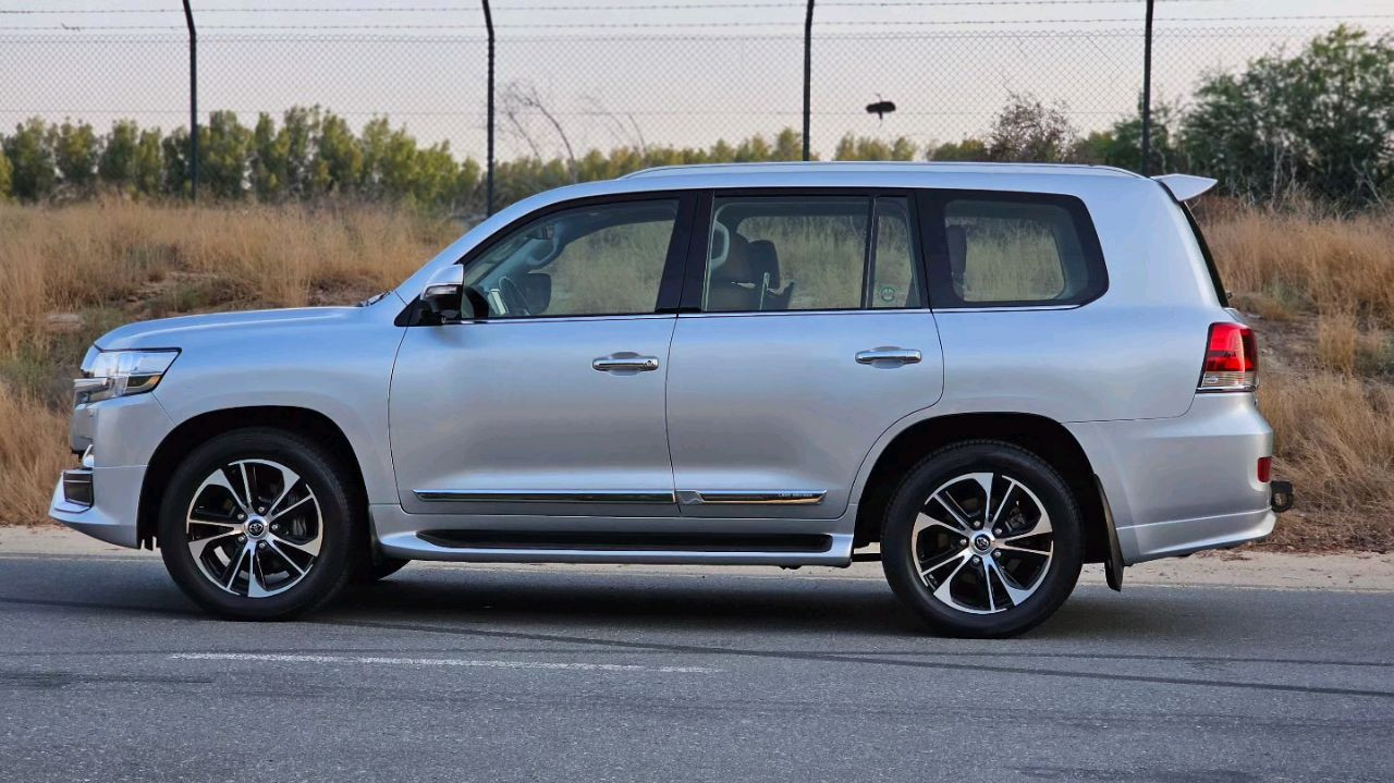 Toyota Land Cruiser - Image 8