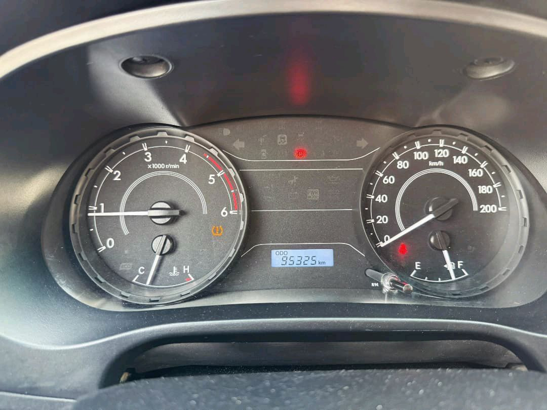 Toyota Hilux - Image 11