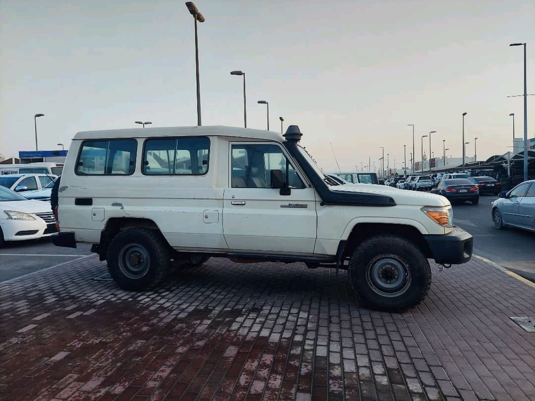 Toyota Land Cruiser 76 series - Image 6