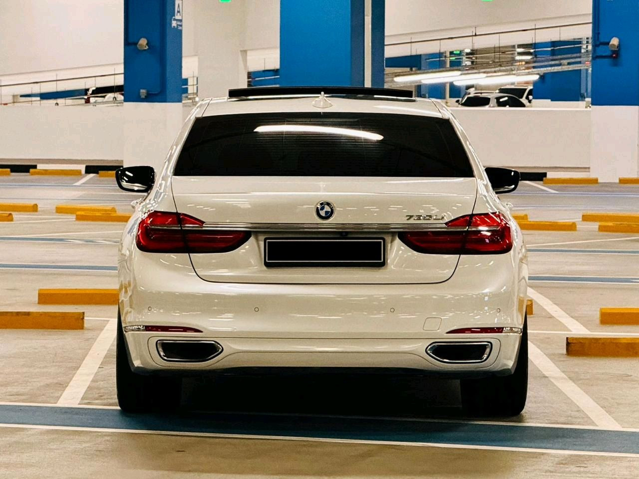 BMW 7-Series - Image 11