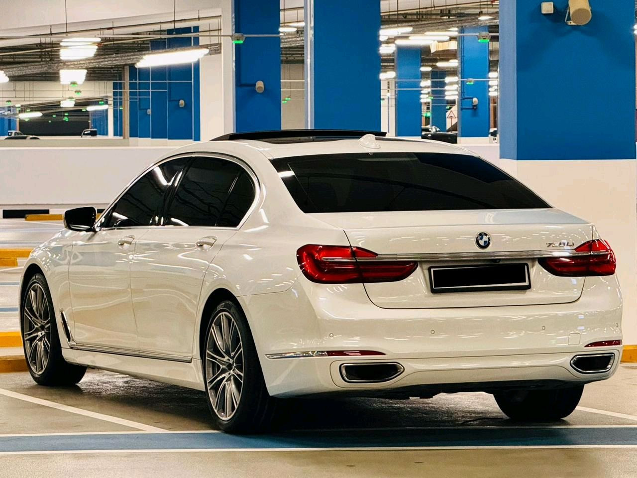 BMW 7-Series - Image 10