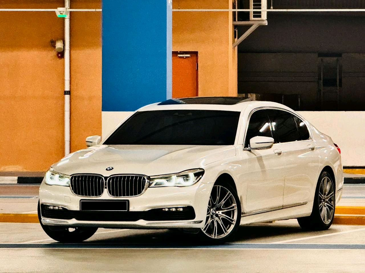 BMW 7-Series - Image 8