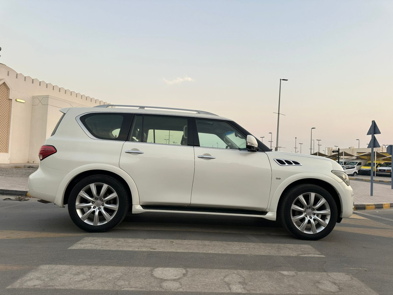 Infiniti QX80 - Image 6