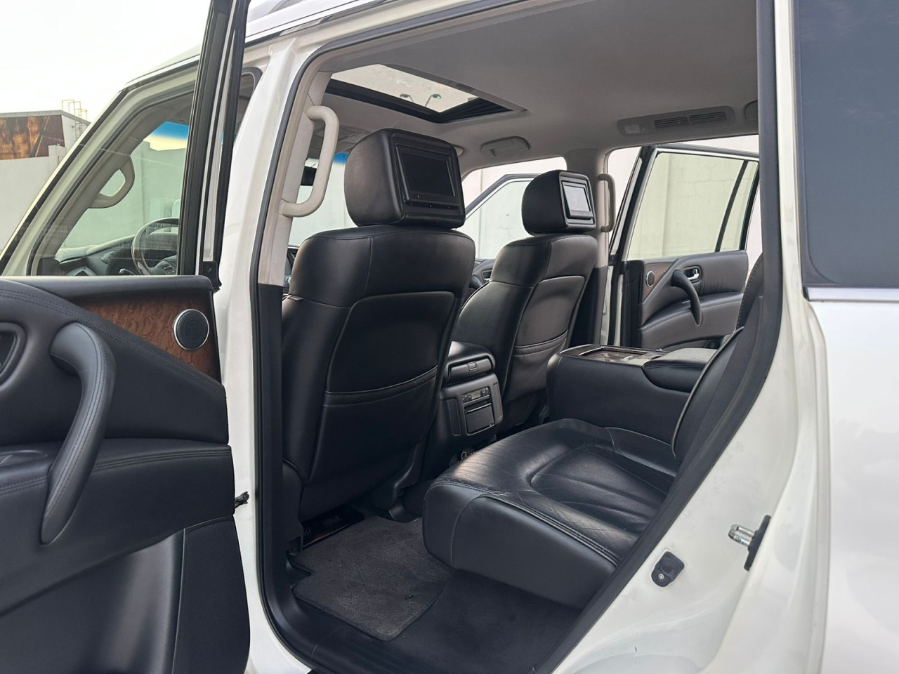 Infiniti QX80 - Image 12