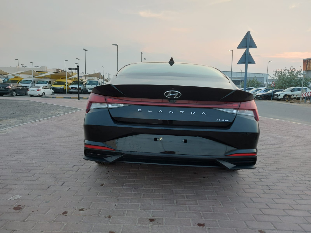 Hyundai Elantra - Image 2