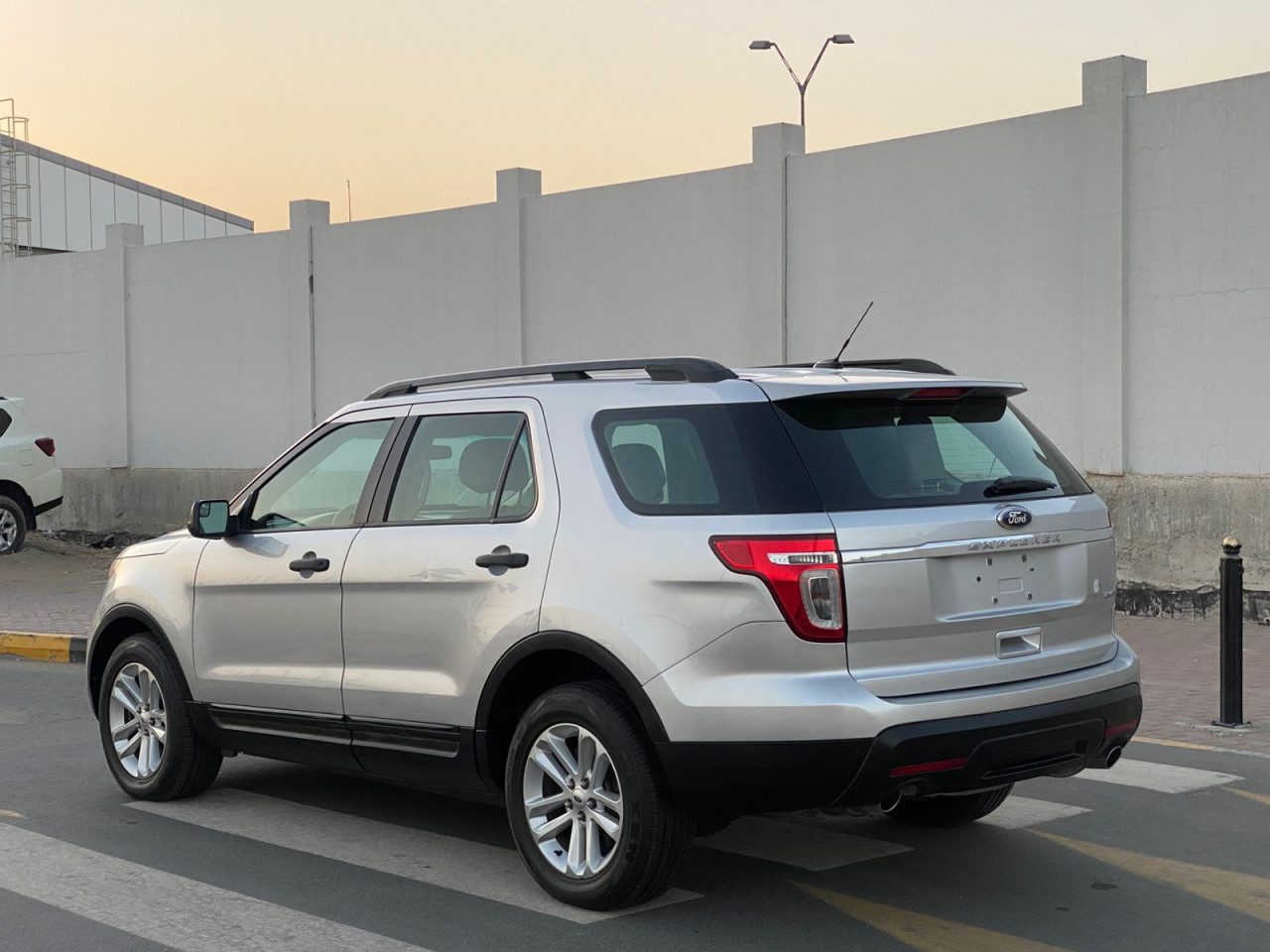 Ford Explorer - Image 8