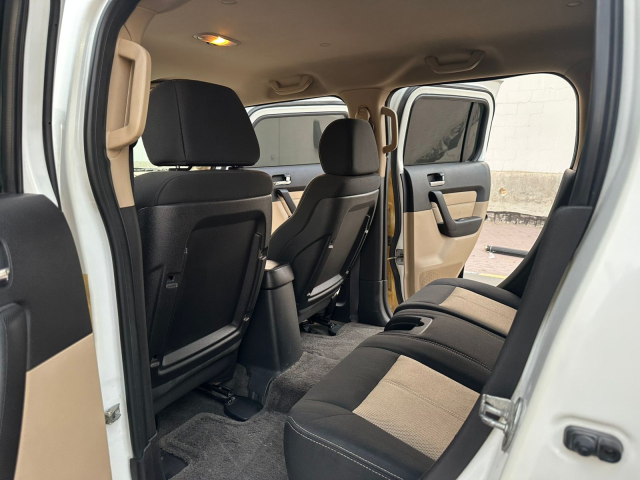 Hummer H3 - Image 10