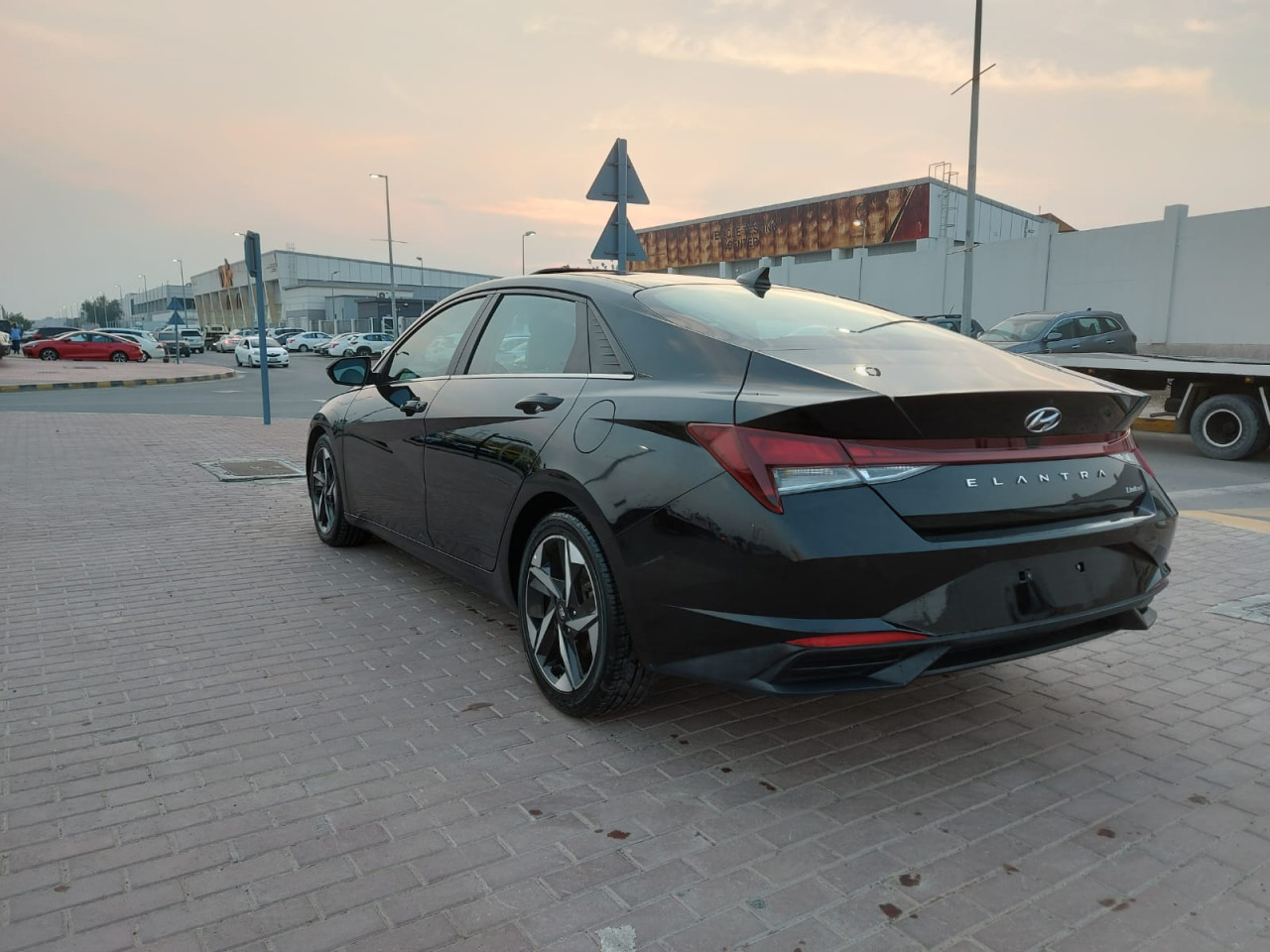 Hyundai Elantra - Image 5