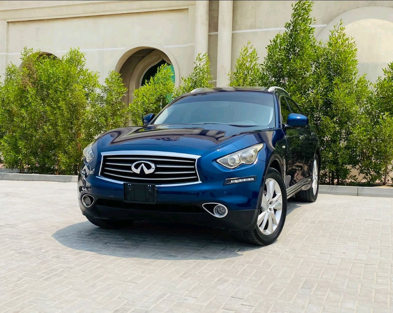 Infiniti QX70 - Image 8