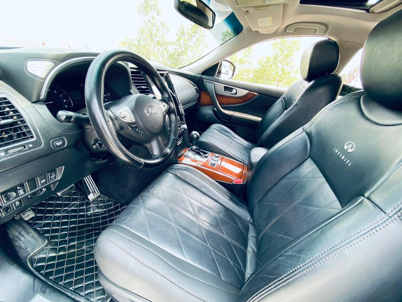 Infiniti QX70 - Image 9