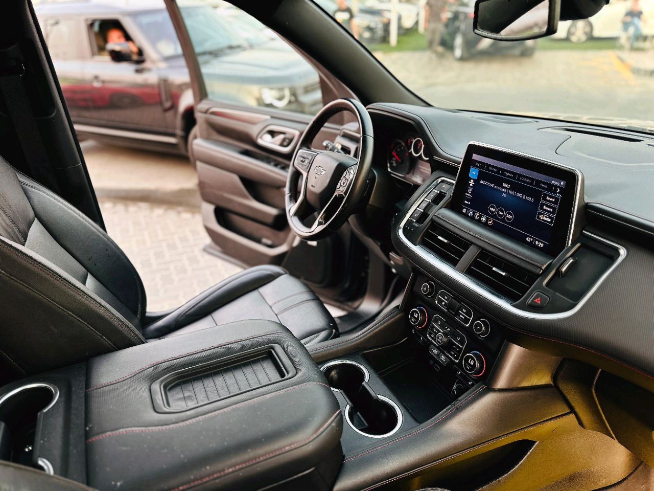 Chevrolet Suburban - Image 15