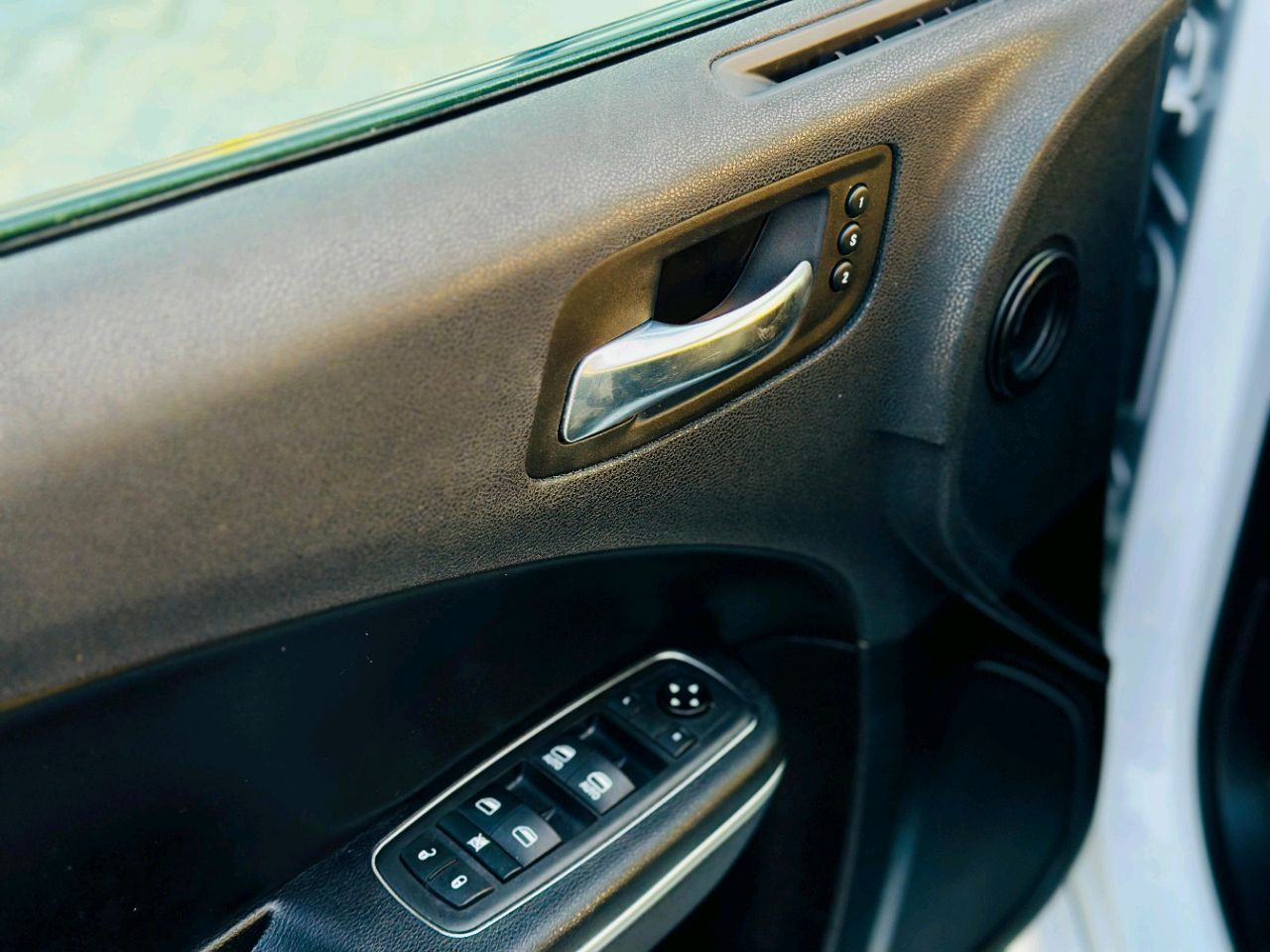Dodge Charger - Image 12