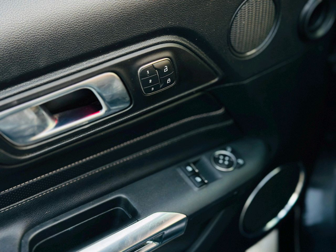 Ford Mustang - Image 12