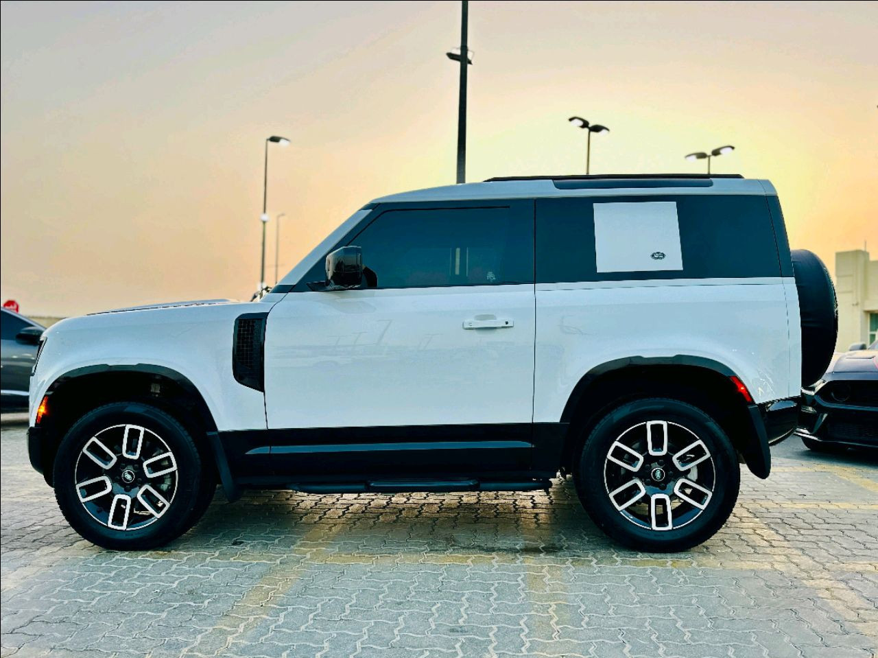 Land Rover Defender - Image 9