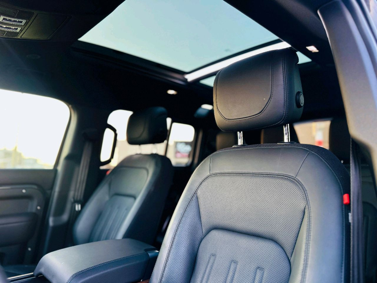 Land Rover Defender - Image 12