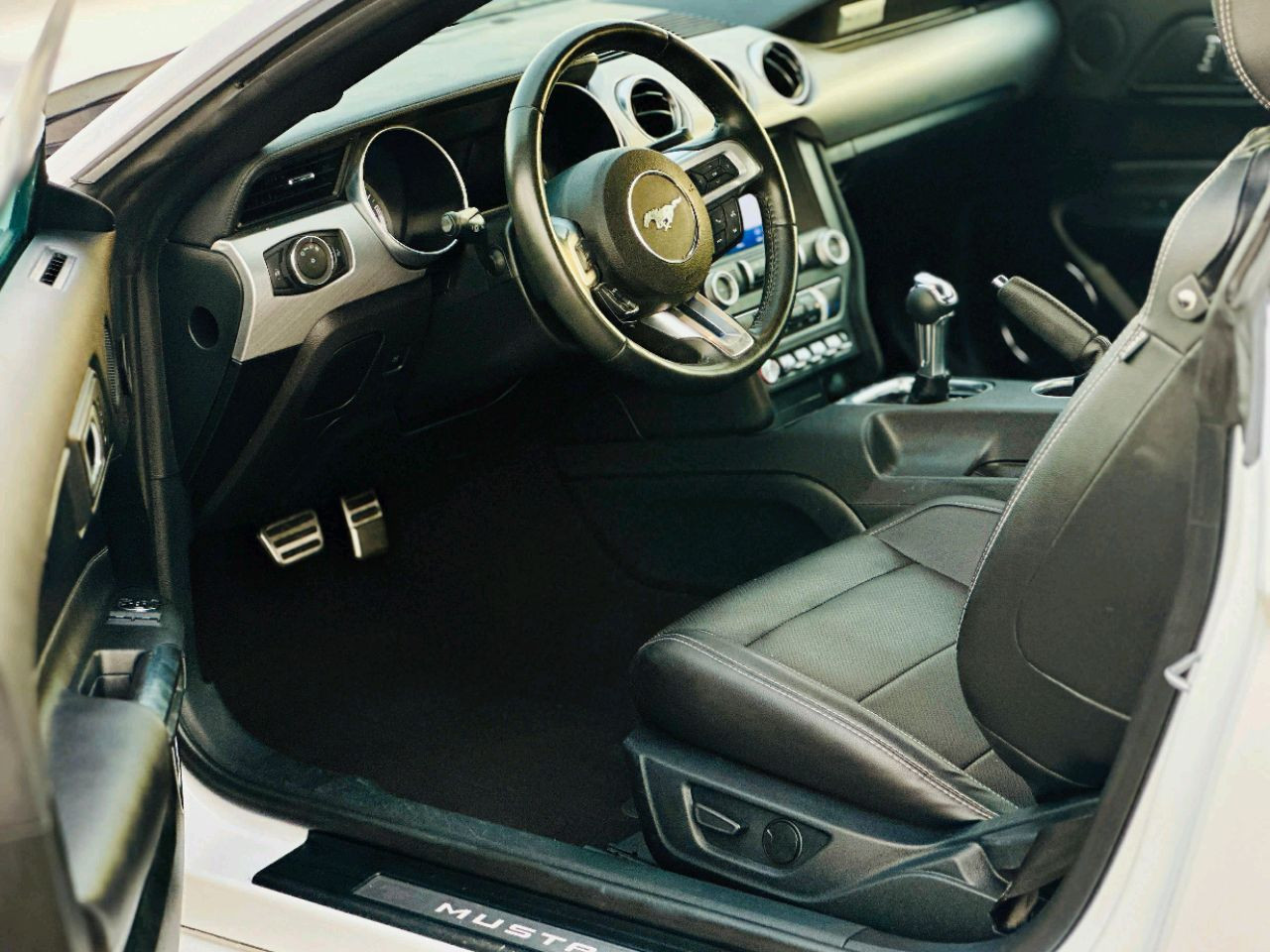 Ford Mustang - Image 10