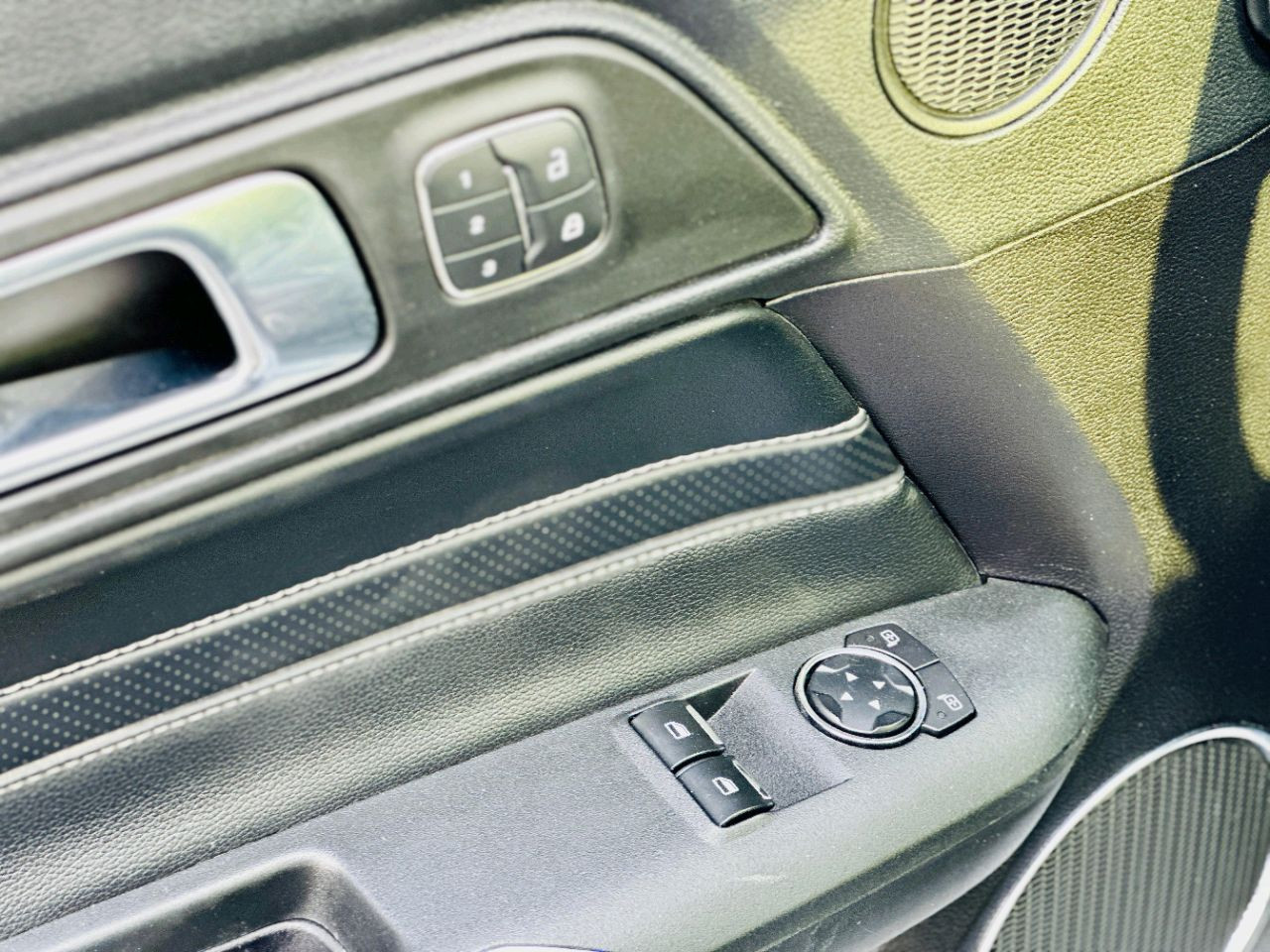 Ford Mustang - Image 12
