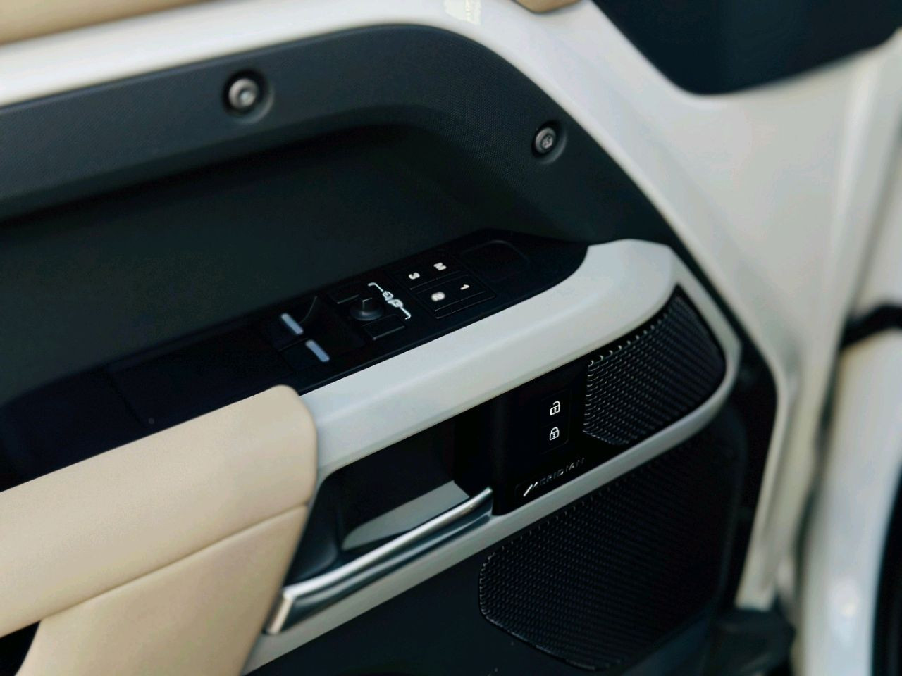 Land Rover Defender - Image 22