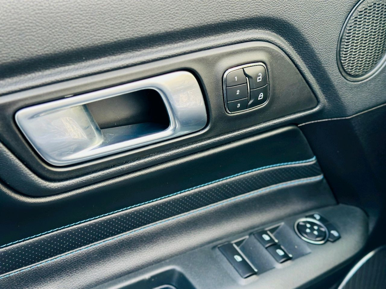 Ford Mustang - Image 12