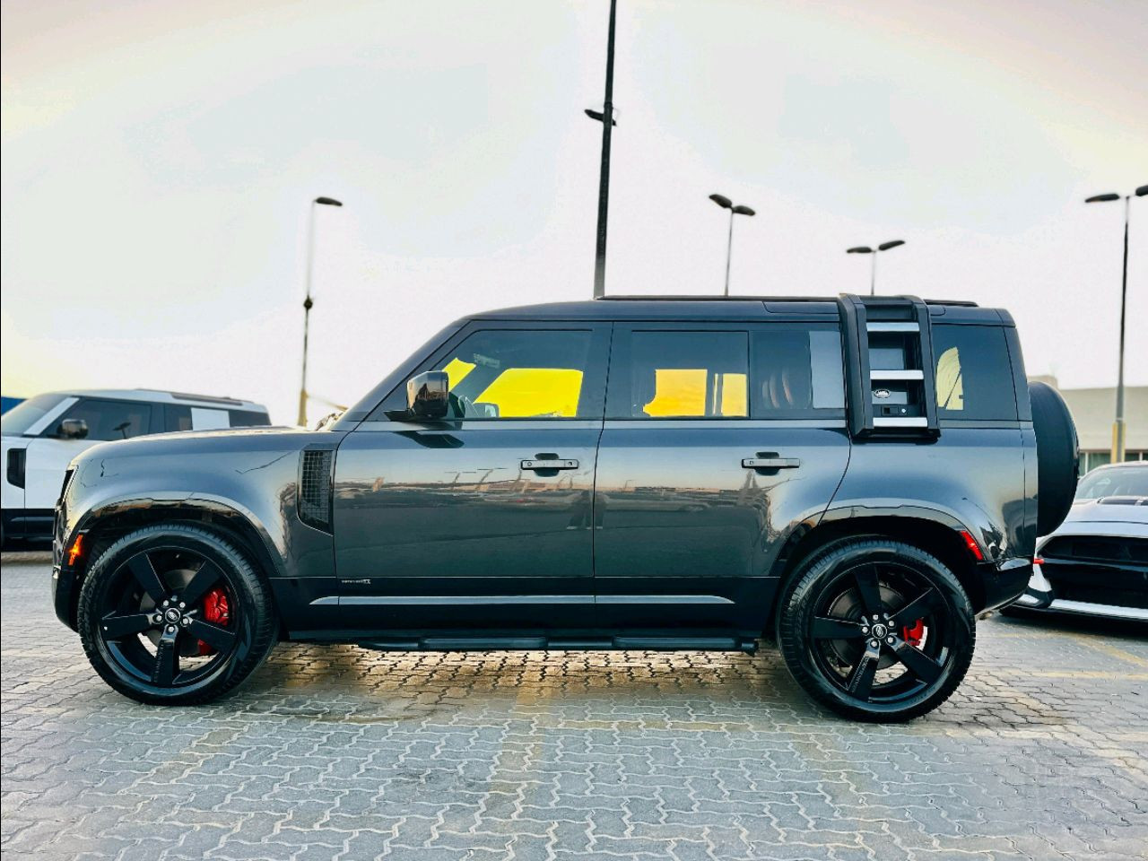 Land Rover Defender - Image 9