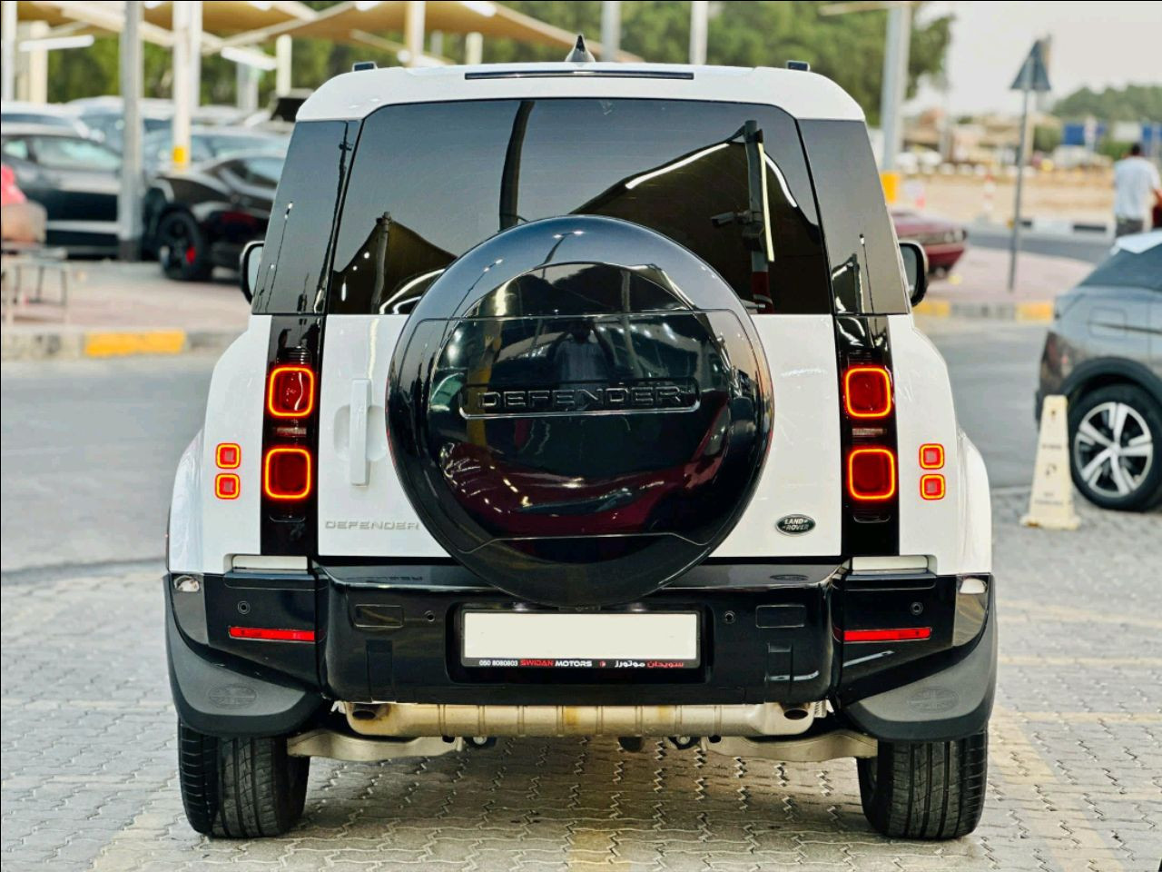 Land Rover Defender - Image 7