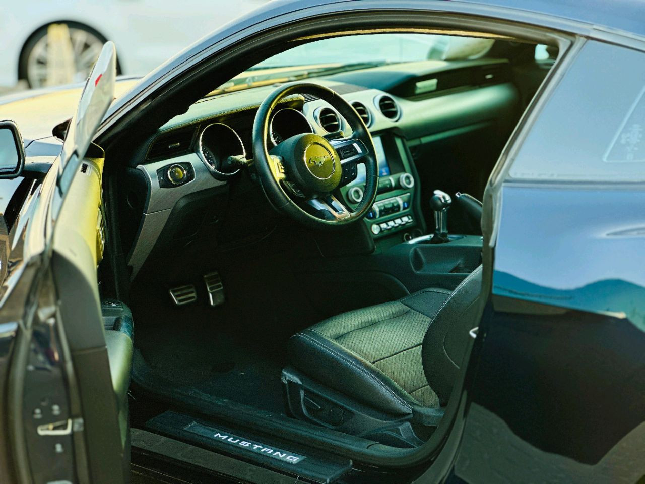 Ford Mustang - Image 4